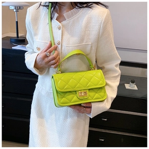 Dettaglio borsa trapuntata verde neon con chiusura a scatto dorata e finitura di classe