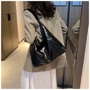 Vue arrière d'un grand sac Hobo en cuir verni noir avec un fini brillant et drapé élégant