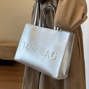 Sac cabas argenté métallisé avec lettrage embossé porté pour le style décontracté