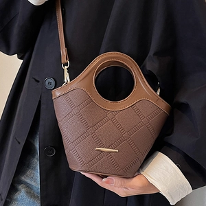 Sac seau marron foncé à motif litchi avec poignée ronde et détail en métal doré