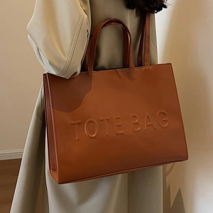 Grand sac cabas en cuir marron avec texte en relief et bandoulière élégante pour femme