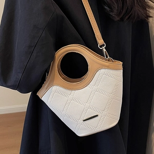 Sac seau bicolore kaki et blanc avec poignée ronde et bandoulière métallique