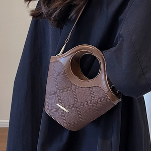 Sac seau en cuir marron foncé avec poignée anneau évidée et bandoulière amovible
