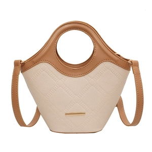 Sac seau bicolore chic en cuir matelassé crème avec poignée circulaire marron