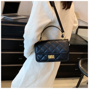 Borsa a tracolla trapuntata nera classica con chiusura dorata e texture in pelle