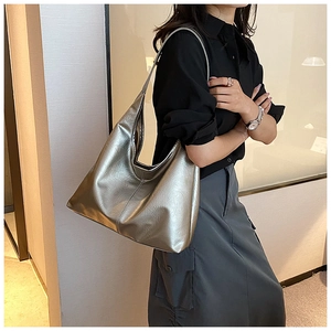Détail du sac hobo argenté métallisé avec texture craquelée et bandoulière chic