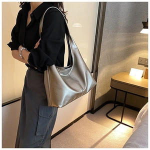Gros plan du sac hobo argenté métallisé avec similicuir texturé et large bandoulière