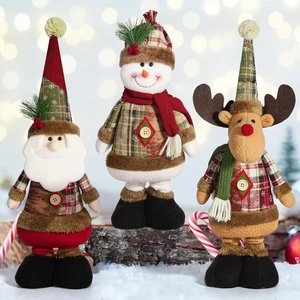 Plüschige Weihnachtsfiguren mit Weihnachtsmann, Schneemann und Rentier im Karomuster