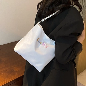 Minimalistische weiße Oxford Schultertasche mit Lucky Stickerei und Metallkettenriemen