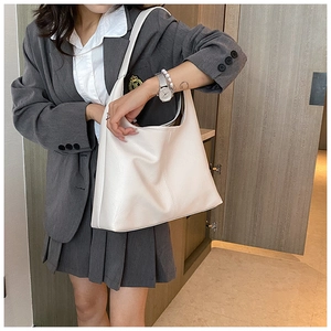 Détails d'un grand sac hobo crème avec texture cuir de haute qualité pour le trajet quotidien