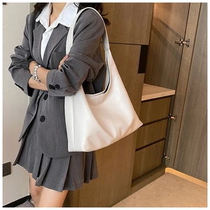 Vue détaillée montrant la texture en cuir souple du sac hobo blanc minimaliste