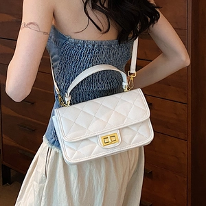 Borsa trapuntata bianca con chiusura girevole dorata e manico per uso versatile