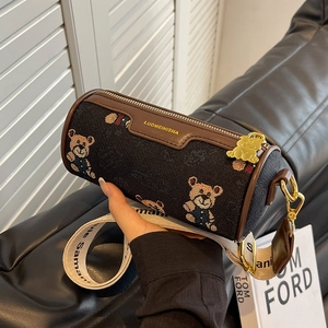 Sac cylindrique de style français avec broderie ours en peluche et large bandoulière jacquard