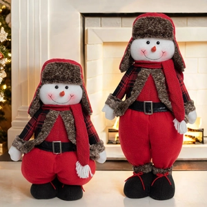 Set di pupazzi di neve natalizi con tute rosse e cappotti scozzesi per decoro festivo