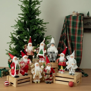 Detailansicht von neun 30 cm großen Weihnachtsmann-Figuren in festlichen Kostümen