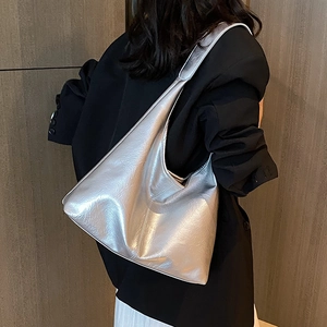Sac hobo argenté métallisé minimaliste avec finition texturée pour femmes