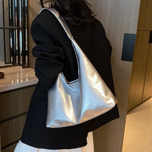 Grand sac hobo argenté métallisé à texture plissée présenté comme un sac d'épaule chic