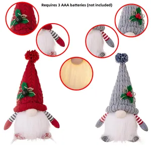 Detalle de gnomos navideños luminosos mostrando tela de punto y base con luces LED