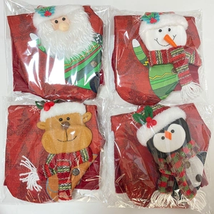 Vierer-Set rote Weihnachtssocken aus Jute mit 3D-Nikolaus, Schneemann, Elch und Pinguin
