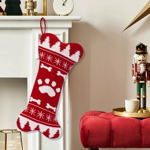 Calcetín de Navidad tejido en forma de hueso con patrones de copos de nieve