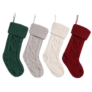 Set mit vier dicken gestrickten Weihnachtssocken in Rot Grün Weiß und Grau zum Aufhängen
