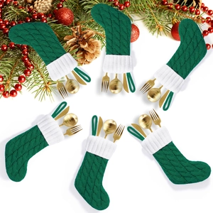Set di 6 mini calze di Natale in maglia verde come portaposate con bordo in peluche