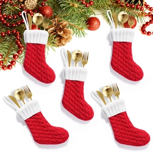 Set di 5 mini calze di Natale in maglia porta posate con utensili dorati e decoro di pino