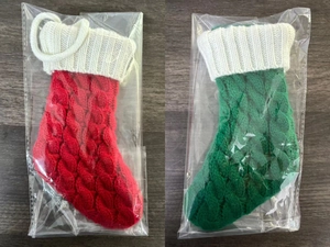 Dettaglio di calze natalizie in maglia intrecciata rossa e verde con risvolti bianchi