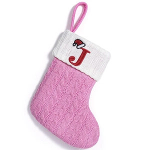 Calcetín de Navidad de punto rosa con letra J bordada y detalle de gorro de Santa