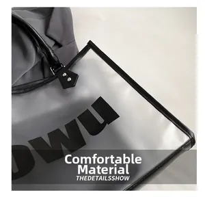 Detalle de textura de PVC mate, bordes de cuero negro y remaches en el bolso tipo tote