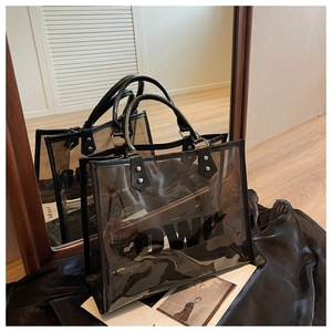 Primer plano de bolso tote de PVC transparente con asas negras y remaches metálicos