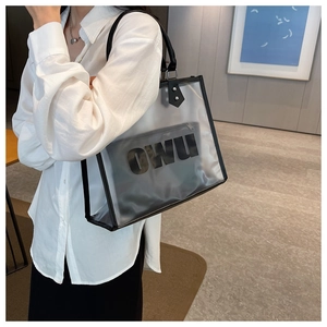 Detalle del bolso tote de PVC transparente con ribete negro y neceser interior impreso