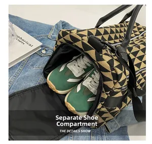 Détail du compartiment à chaussures latéral de ce grand sac de voyage en toile
