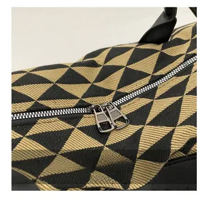 Détail des doubles fermetures éclair en métal et de la texture jacquard géométrique