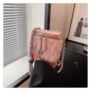Detail der gesteppten Leder-Beuteltasche in Rosa mit Silber-Kamelie-Schnalle und Kette