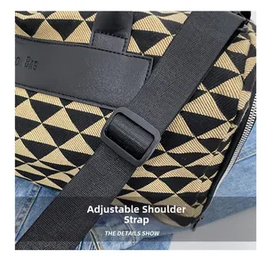 Détail de la bandoulière tissée noire réglable avec boucle sur le sac en jacquard