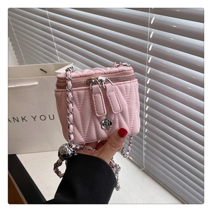 Detailaufnahme der rosa gesteppten Beuteltasche mit Kamelienverschluss und Kette