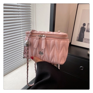 Details der rosa gesteppten Ledertasche mit silberner Kamille und Kettenriemen