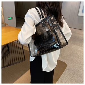 Bolso tote transparente de PVC con asas negras de cuero sintético y neceser
