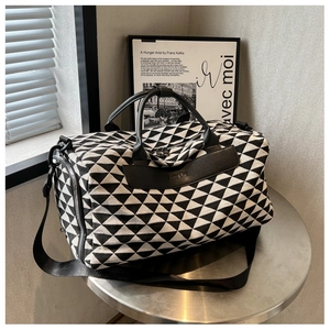 Vue détaillée du grand sac de voyage avec motif géométrique de triangles noir et blanc