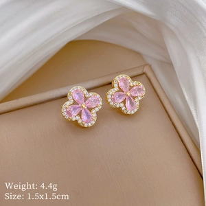 Detailed macro view of pink clover earrings with weight 4.4g and 1.5x1.5cm size markers