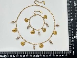 Détails de pendentifs coquillage et conque sur un collier en acier inoxydable doré