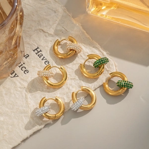 Tre paia di orecchini a cerchio placcati oro 18K con ciondoli rimovibili in cristallo