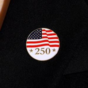 Broche redondo esmaltado bandera EE. UU. con número dorado 250 sobre solapa de traje
