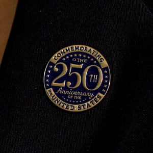 Broche del 250 aniversario de los Estados Unidos con esmalte azul y estrellas doradas