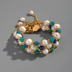 Détail d'un bracelet triple épaisseur avec perles, pierres fines et fermoir doré