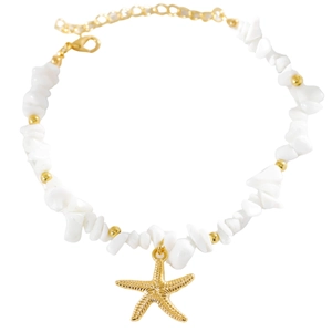 Detalle del colgante de estrella de mar dorada en una tobillera de cuentas blancas