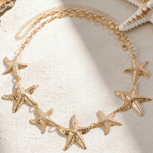 Detaillierte Nahaufnahme einer goldenen Seestern-Halskette für den Strand- und Resort-Stil.