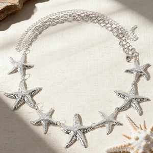Detailansicht der silbernen Seestern-Taillenkette im Vintage-Stil für den Strandurlaub