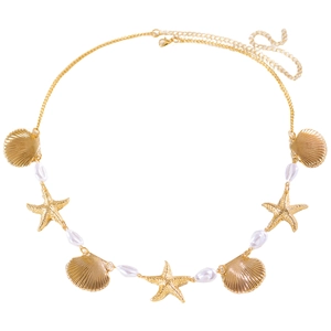 Detailansicht der goldenen Seestern- und Muschelanhänger an einer Strand-Taillenkette.